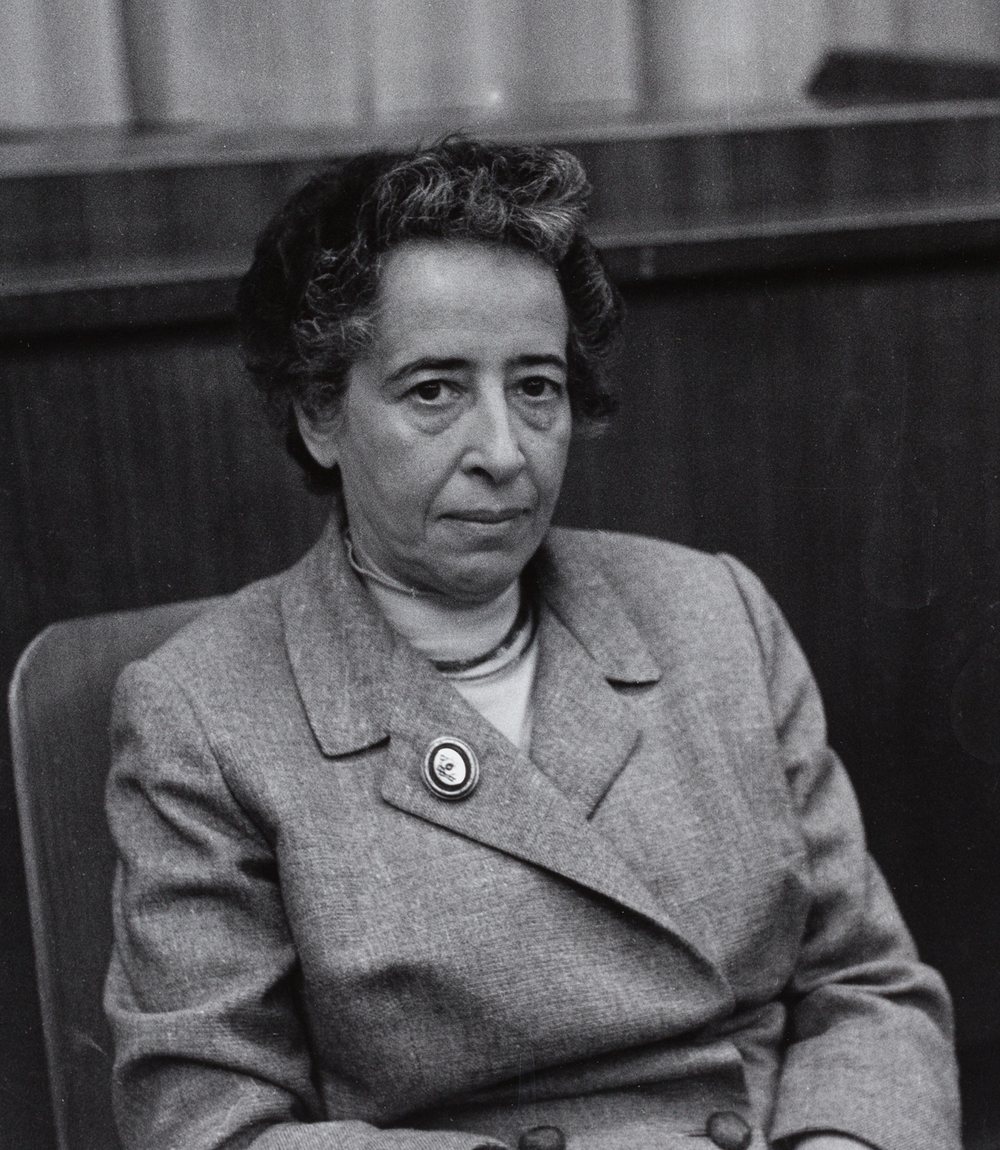 Hannah Arendt en 1958, en el Congreso de Críticos de la Cultura de Múnich. Foto de Barbara Niggl Radloff (Münchner Stadtmuseum).