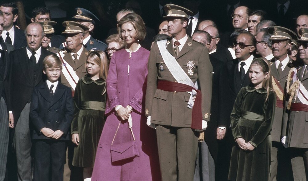 Juan Carlos I, la reina Sofía y sus hijos salen de las Cortes tras la proclamación del rey (22 de noviembre de 1975).
