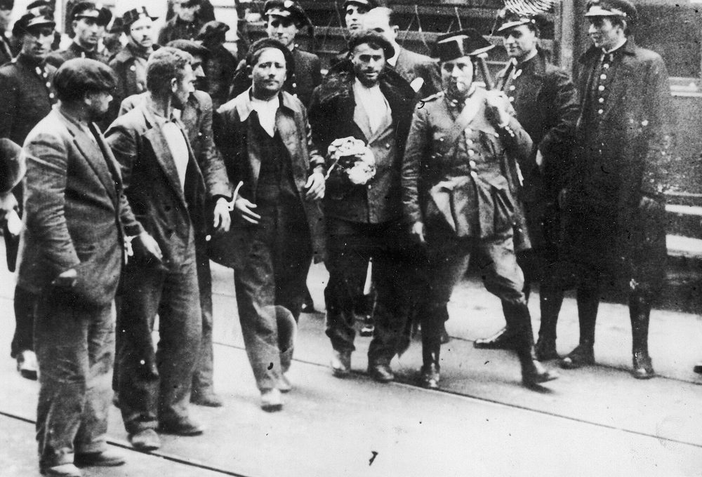 Obreros detenidos por la Guardia Civil y la Guardia de Asalto durante la revolución de Asturias (octubre de 1934).