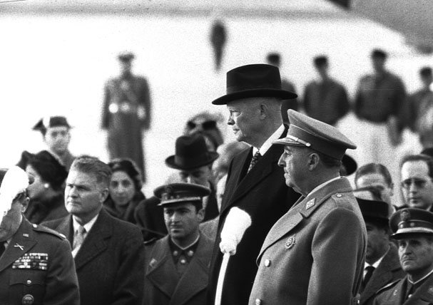 Franco y Eisenhower en Madrid (diciembre de 1959): la visita del presidente de EE. UU. simboliza la aceptación del régimen por Occidente.