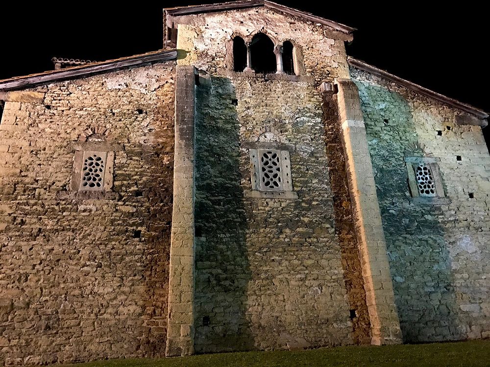 San Julián de los Prados (Santullano), Anónimo (se atribuye a Tioda, arquitecto de Alfonso II)