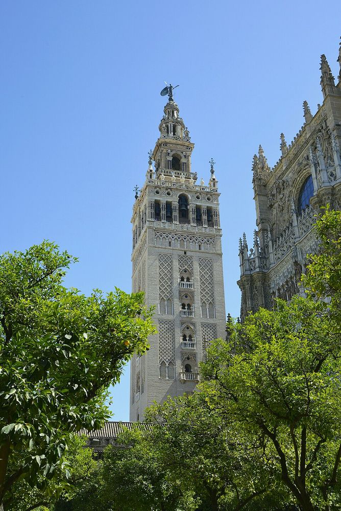 La Giralda, Ahmad ibn Baso y, en la parte de ladrillo, Alí de Gomara (alminar); Hernán Ruiz el Joven (cuerpo de campanas)