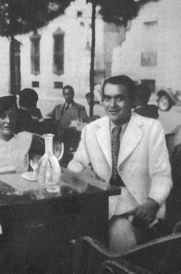 Fotografía en blanco y negro de Federico García Lorca junto a Manuela Arniches en la terraza de un café de Madrid