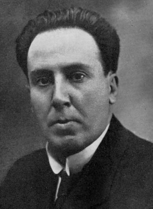 Fotografía en blanco y negro de Antonio Machado, de busto, con traje oscuro, cuello blanco y corbata