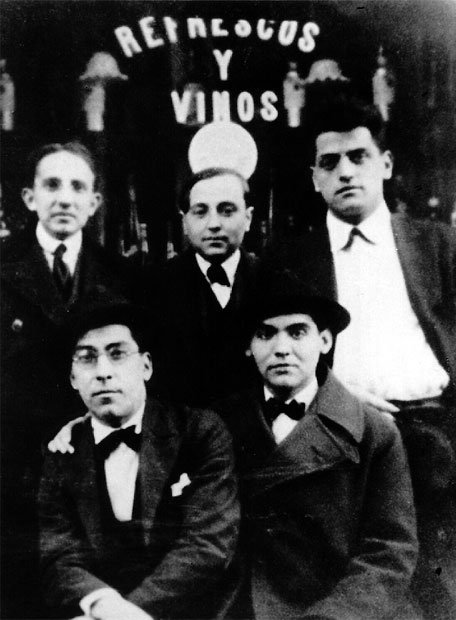 Fotografía en blanco y negro de cinco jóvenes posando juntos, entre ellos Luis Buñuel y Federico García Lorca