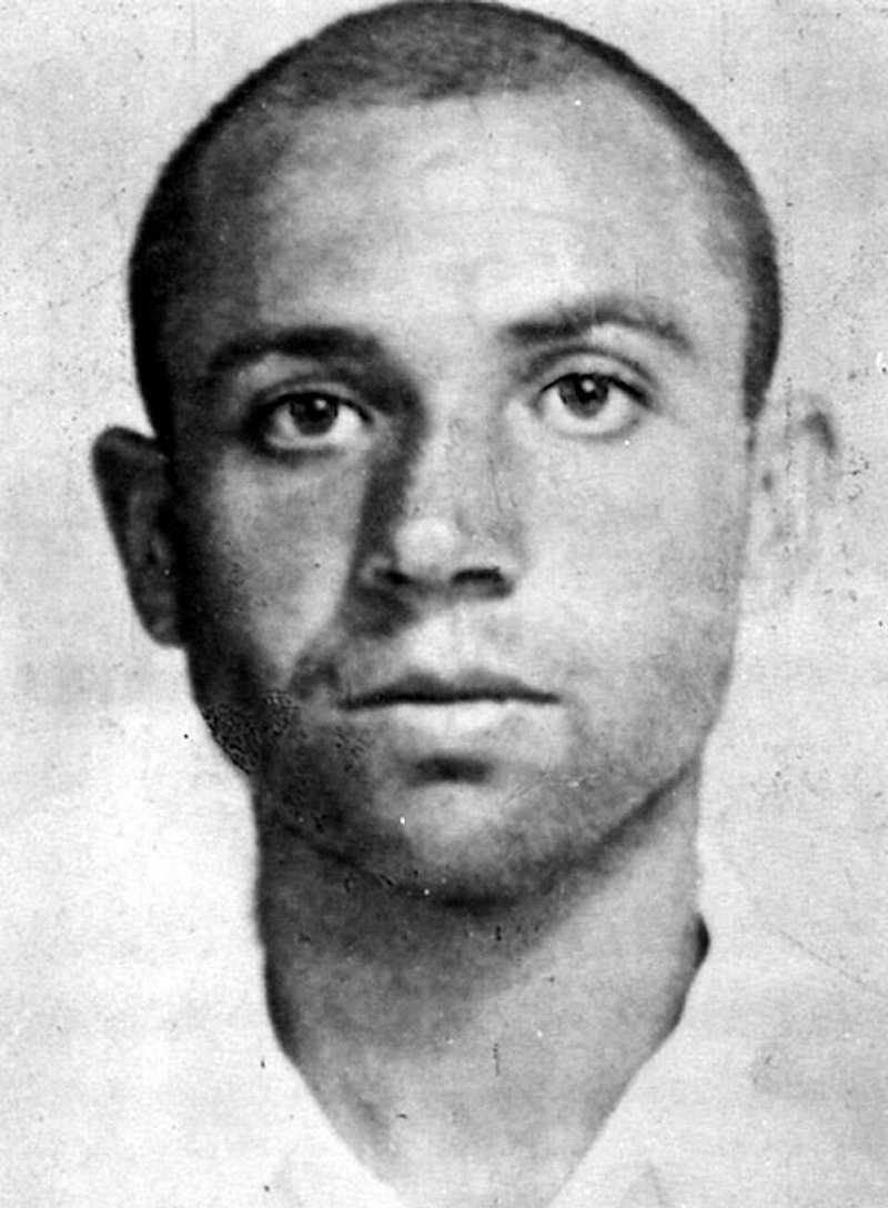 Retrato en blanco y negro de Miguel Hernández, joven, con el pelo muy corto